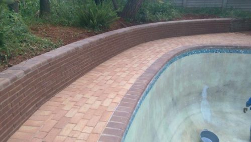 BULLNOSE PAVERS CEDERBERG BULLNOSE PAVER 220 x 108.5 x 50mm (Chamfered and Nibbed). For both beauty and durability underfoot, Corobrik hard burnt clay brick coping offer aesthetic appeal as well as great practicality. Every paver is originated with clay drawn from age old deposits, exuding its own earthy personality. Corobrik’s distinctive range spans an extensive palette of colours and textures, offering an excellent spectrum for all tastes and lifestyles. The Corobrik coping range is well suited for all swimming pool shapes <span style="color: #ff0000;">AVAILABLE ONLY IN GAUTENG</span>
